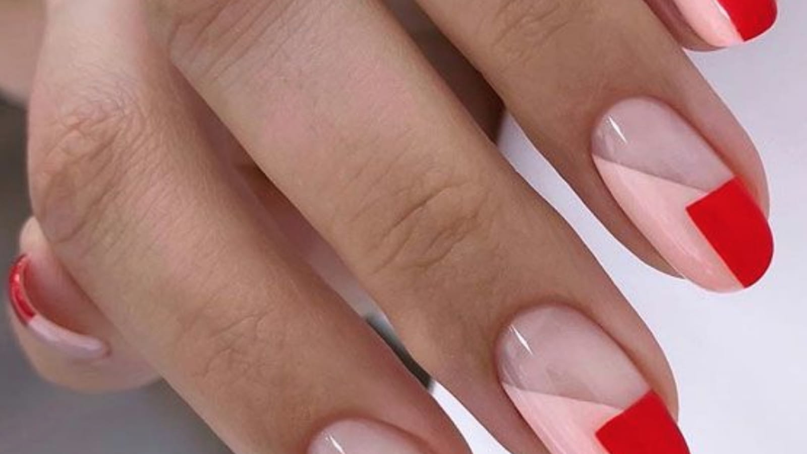 Une manucure rouge et rose
