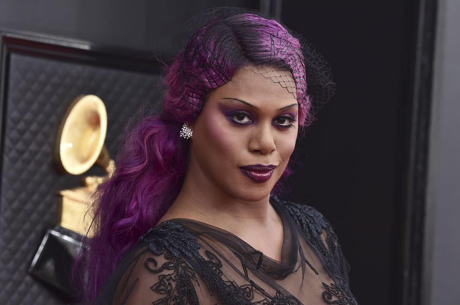 La coiffure crant&eacute;e violette de Laverne Cox