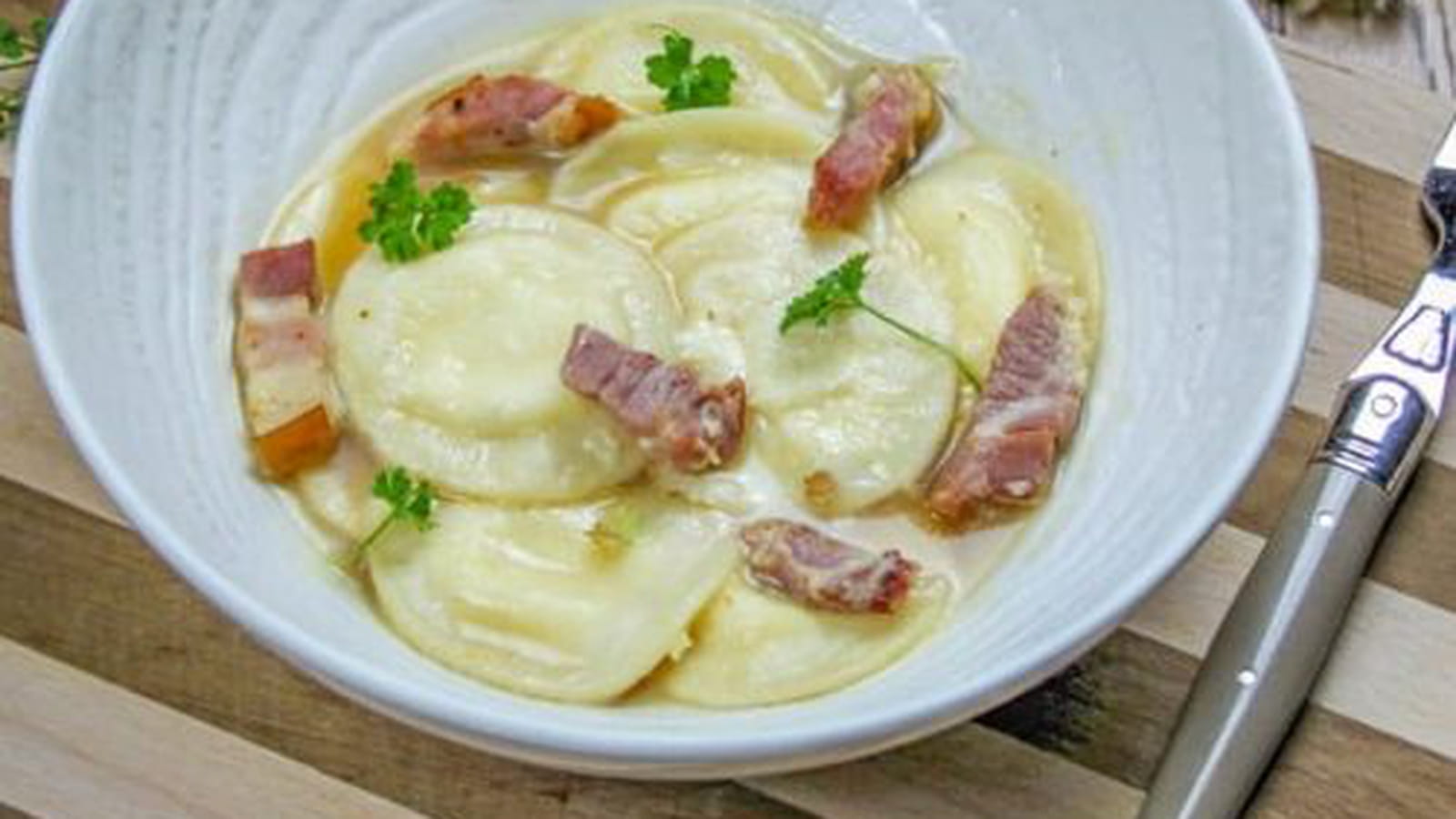 Ravioles à la raclette de Savoie et son bouillon à la bière