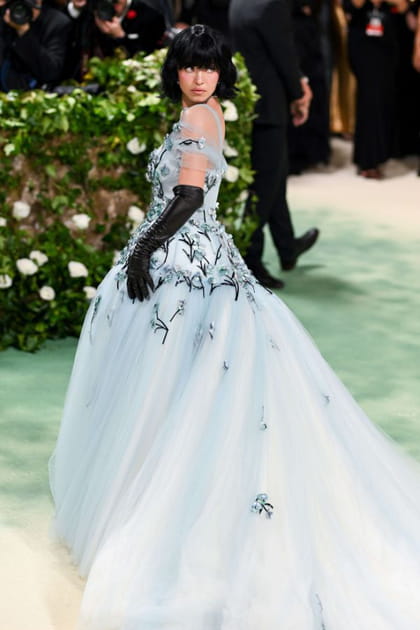En gants noirs et robe immacul&eacute;e, Sydney Sweeney semble sortir d'un conte de f&eacute;es