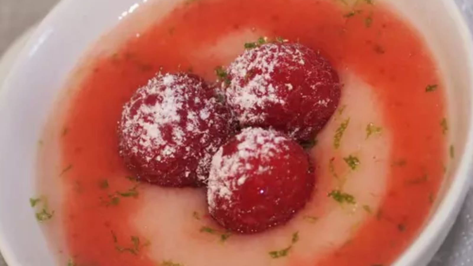 Soupe de pêches, fraises et framboises