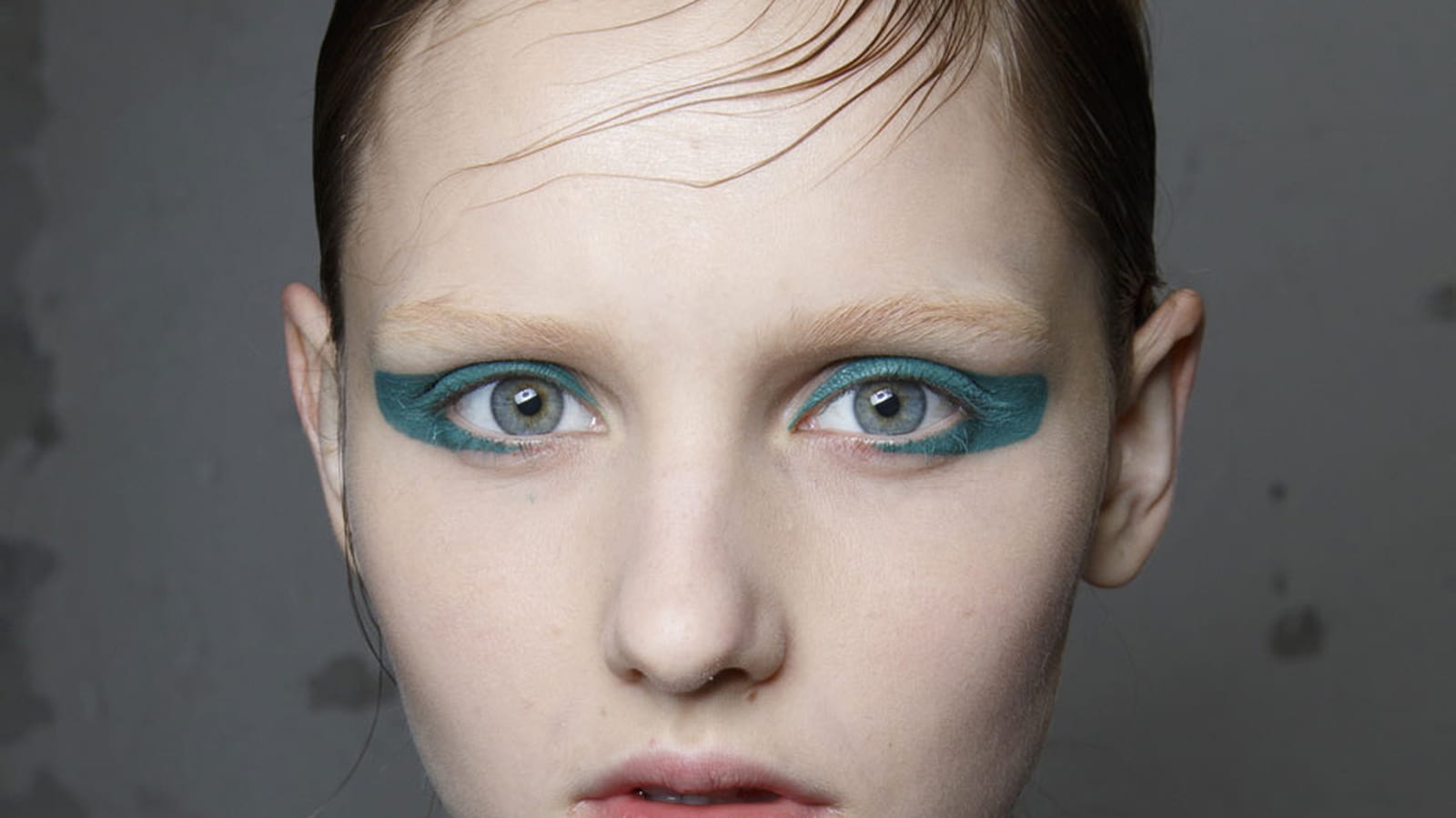 Le regard surligné vert turquoise