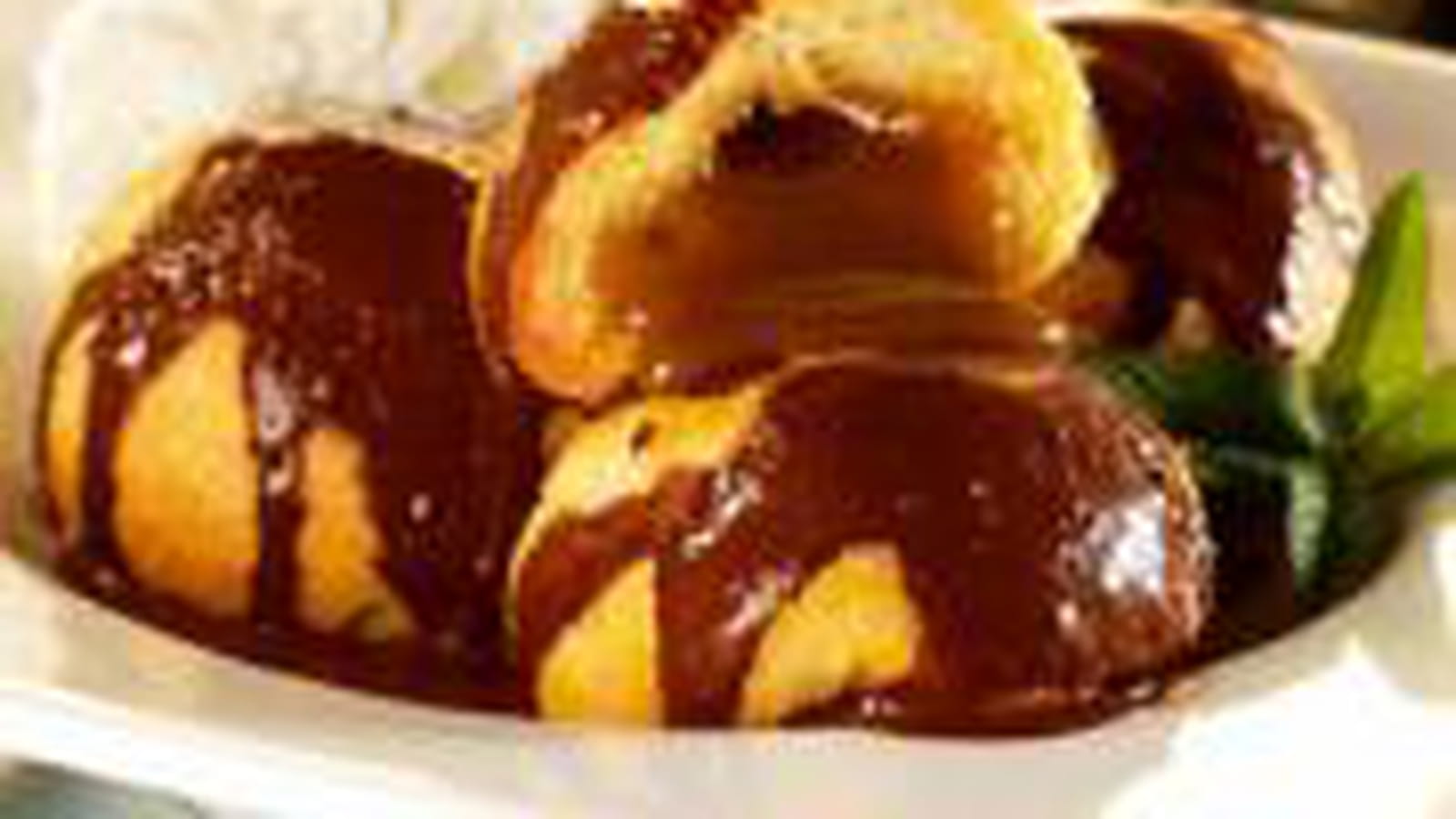 Profiteroles coeur fondant caramel coulis de chocolat