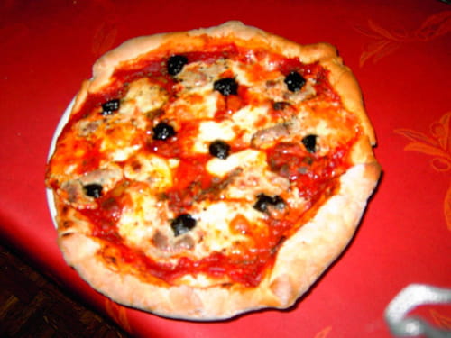 Pizza au thon et au fromage