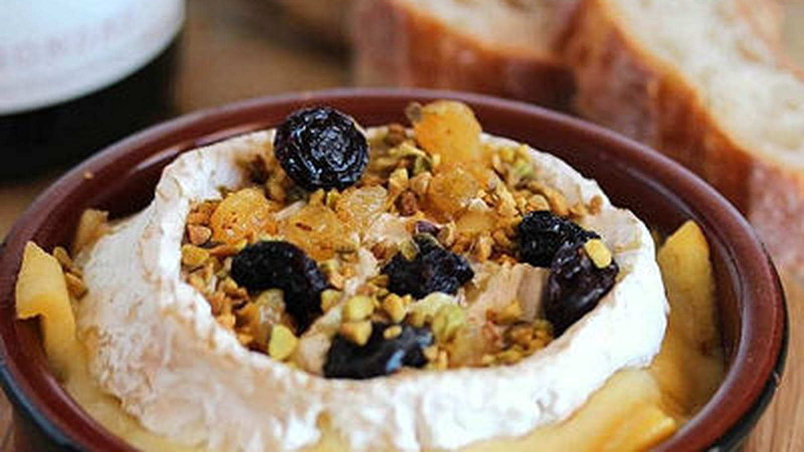 Camembert au four aux pommes confites et raisins secs