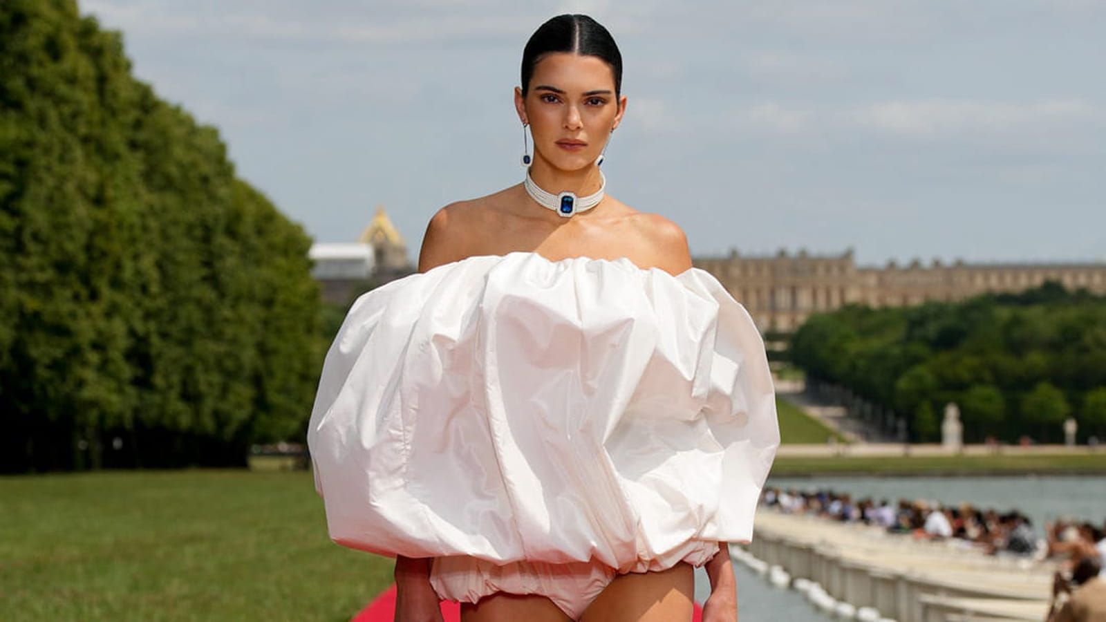 Voici toutes les images du défilé "Le Chouchou" de Jacquemus au château de Versailles