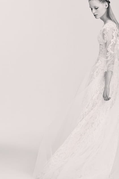 Une robe de mari&eacute;e en dentelle