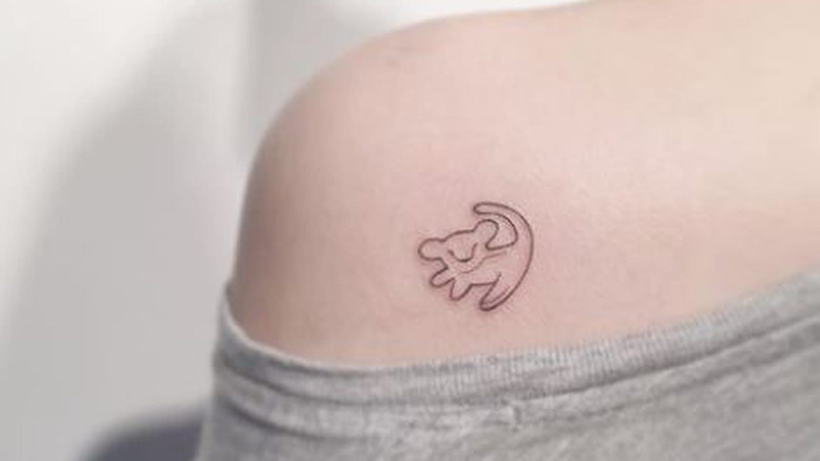 Mini Simba sur l'omoplate