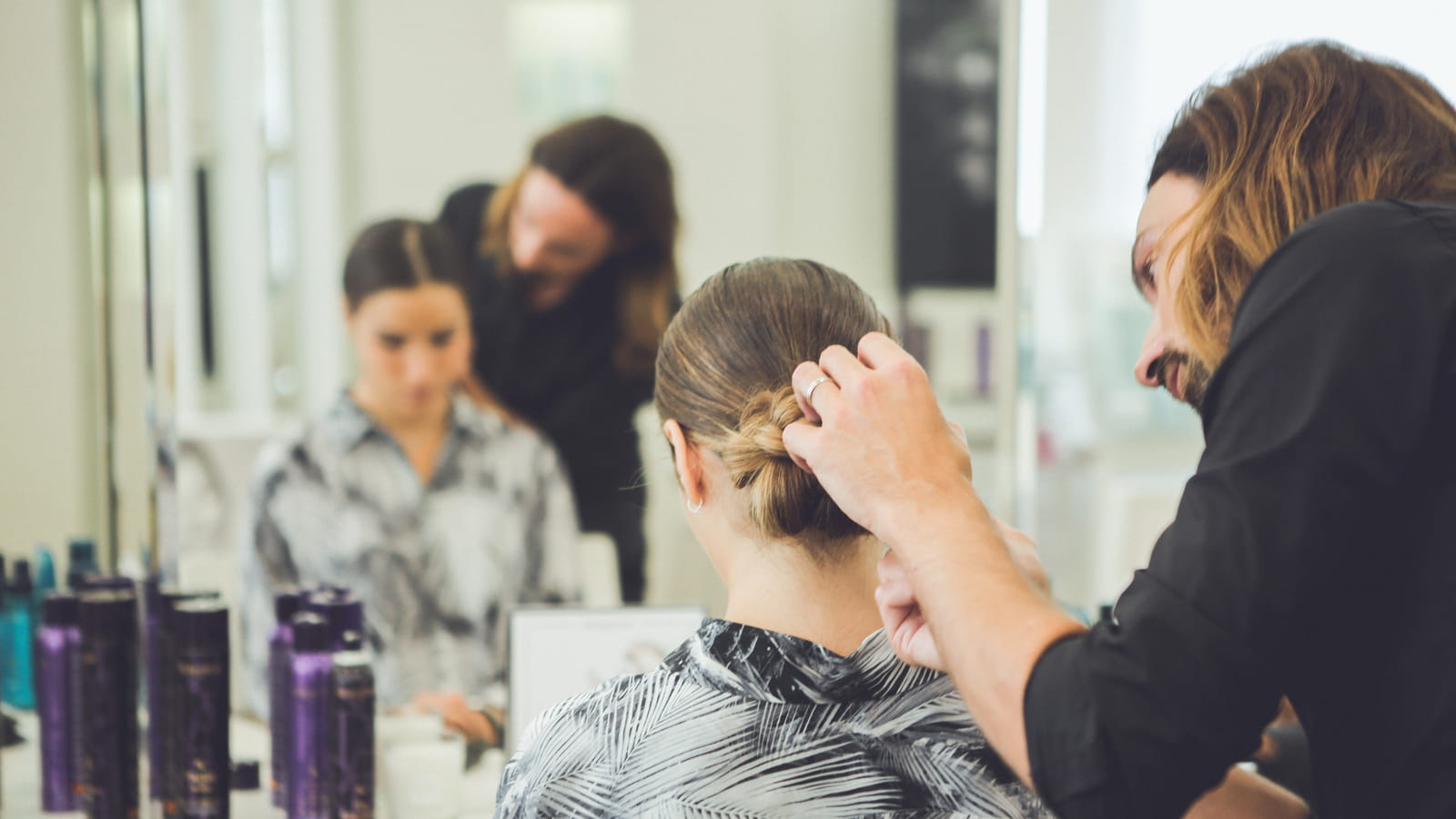 Ramener la tresse en chignon