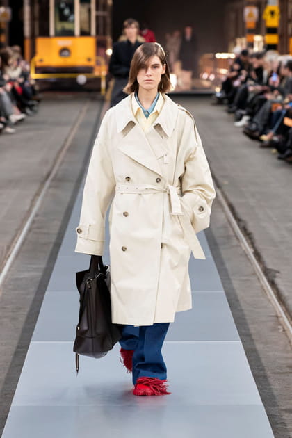 Trench oversize, chaussures &agrave; poils rouges et pantalon bleu&nbsp;rep&eacute;r&eacute;s sur le d&eacute;fil&eacute; Tod's