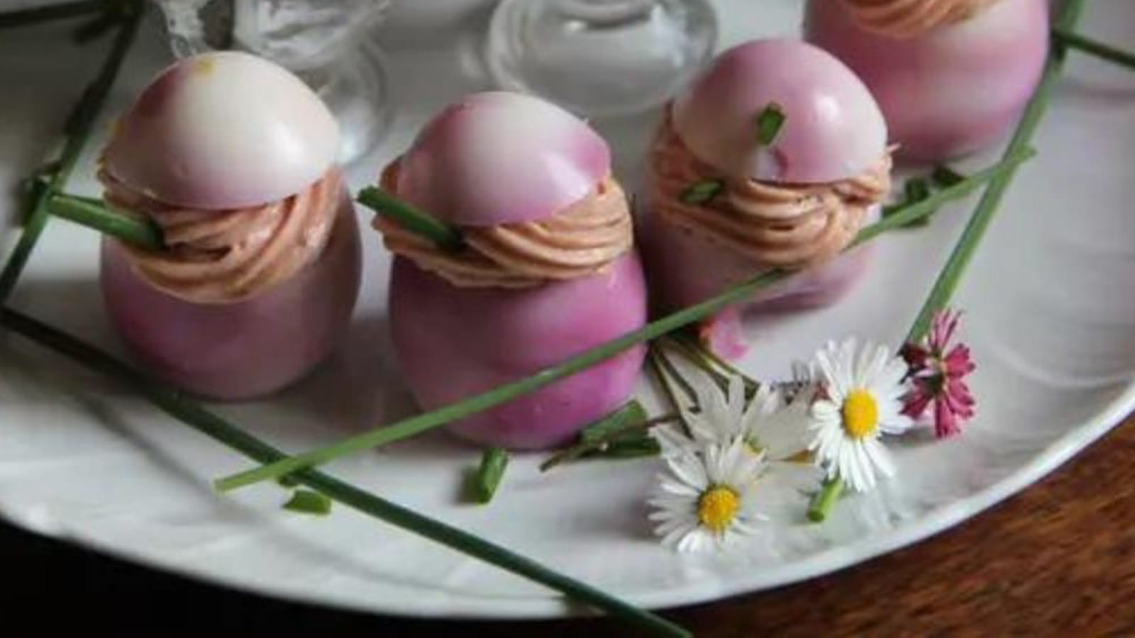 Oeufs marbrés à la betterave, farcis de crème au saumon
