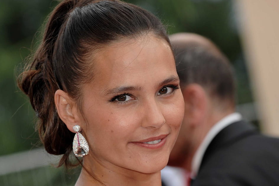 La queue-de-cheval boucl&eacute;e de Virginie Ledoyen