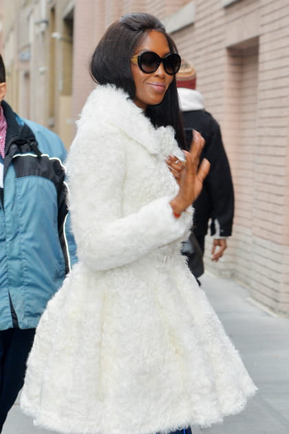 Naomi Campbell en lunettes de soleil rondes noires