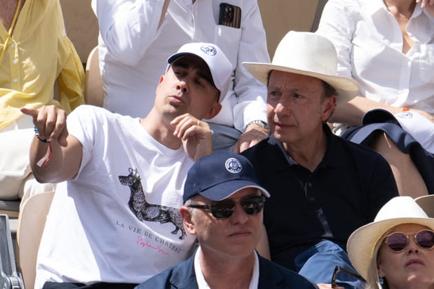 Yori Bailleres et Stéphane Bern sont parés contre le soleil à Roland-Garros