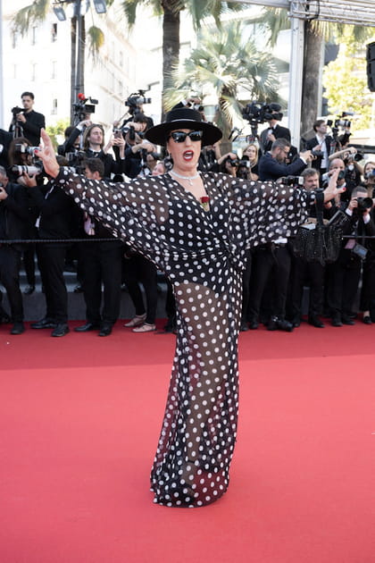 Rossy de Palma en robe noire &agrave; pois blancs Juana Martin et bijoux Boucheron