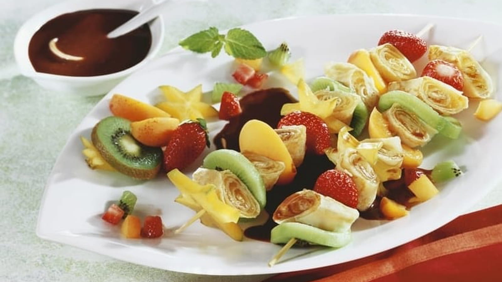 Brochette de crêpes et de fruits frais