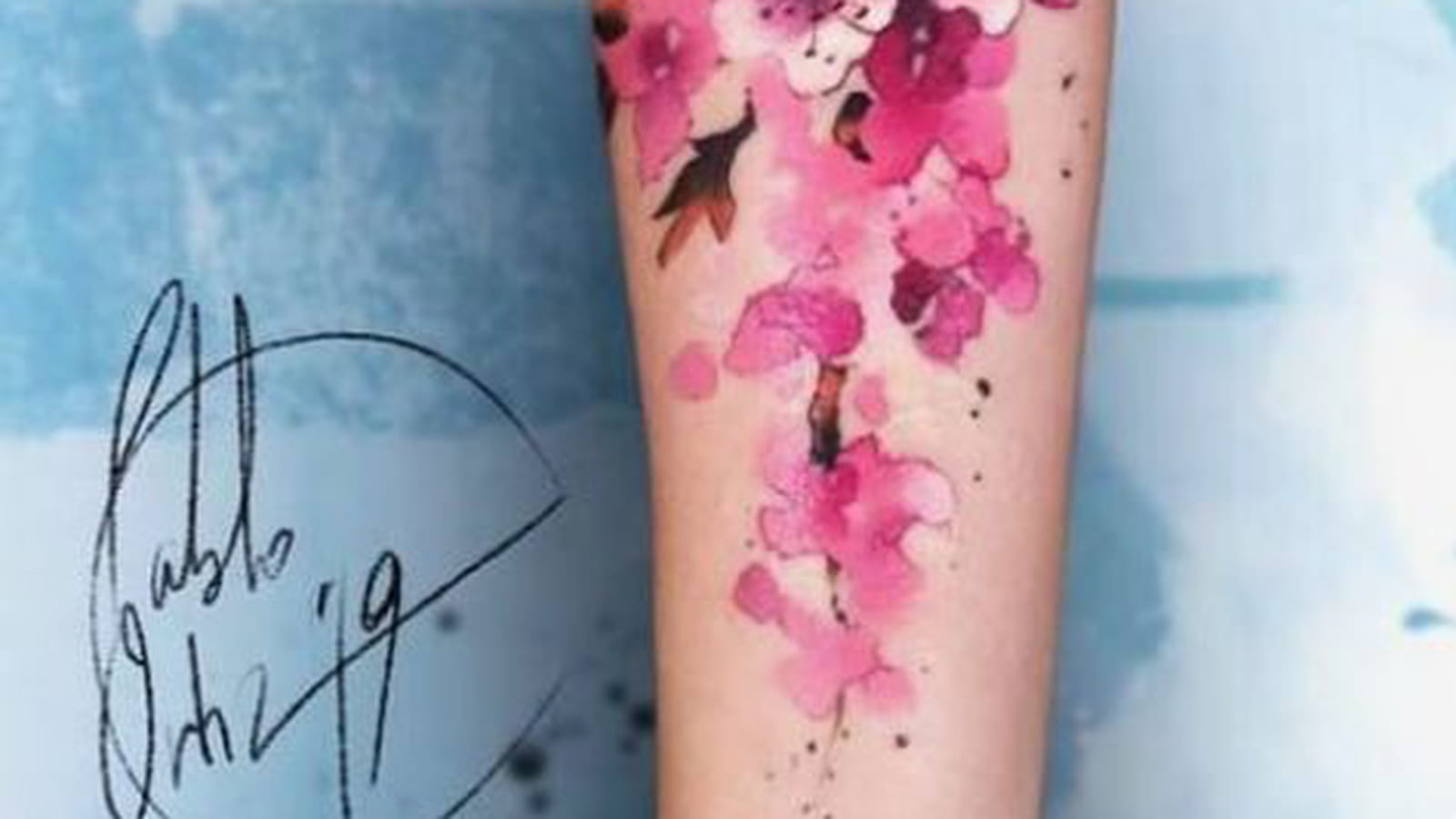 Fleurs de cerisier aquarelle sur l'avant-bras