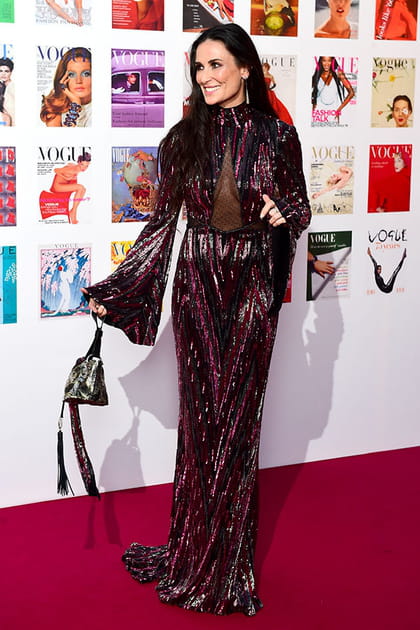 Demi Moore en robe brillante parme