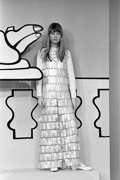 Françoise Hardy en longue robe métallisée Paco Rabanne