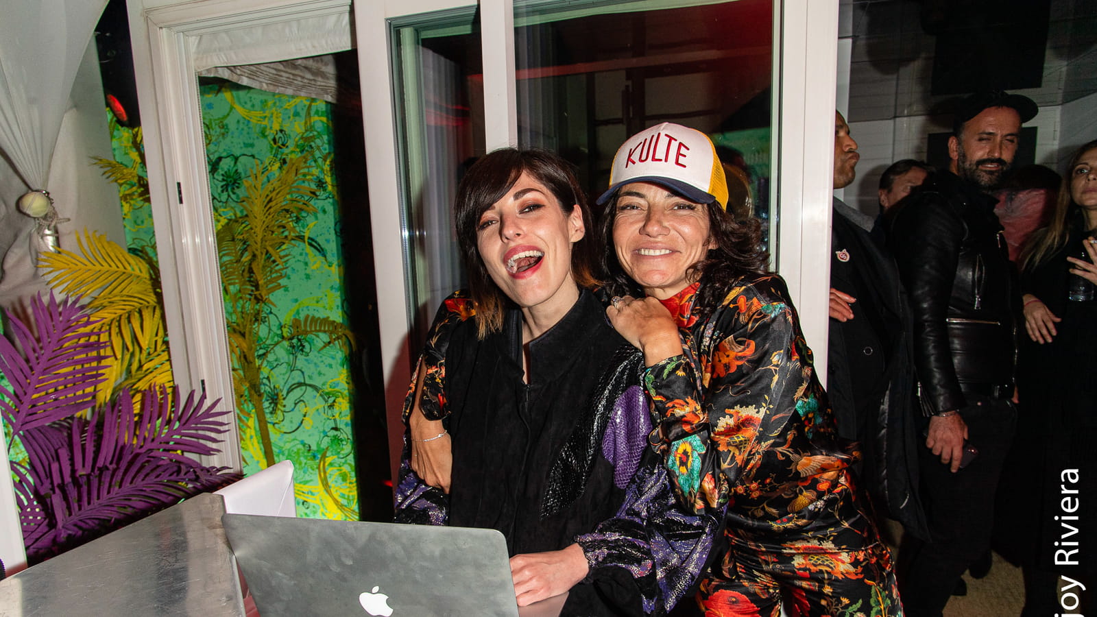 Jennifer Ayache, Sandra Sisley