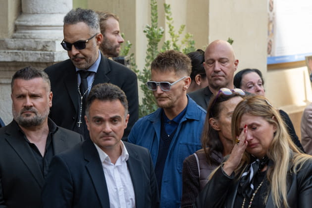 Obs&egrave;ques de Loana&nbsp;: Laurent Amar sort de l'&eacute;glise, les proches boulevers&eacute;s