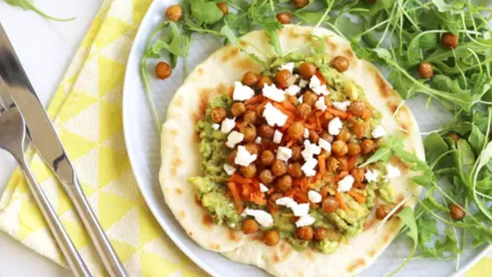 Naan au guacamole et pois chiche rôtis