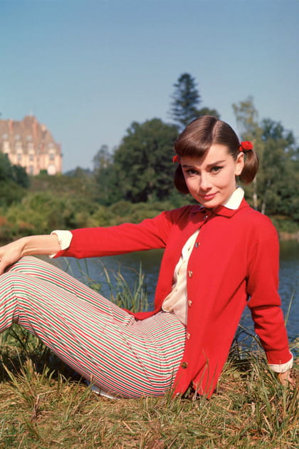 Audrey Hepburn en gilet rouge et pantalon ray&eacute;