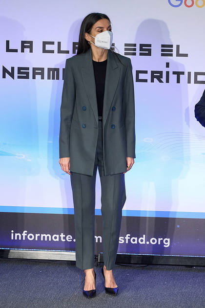 Letizia d'Espagne en costume pantalon