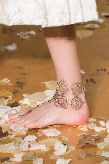 Bracelet de cheville dor&eacute; du d&eacute;fil&eacute; Valentino