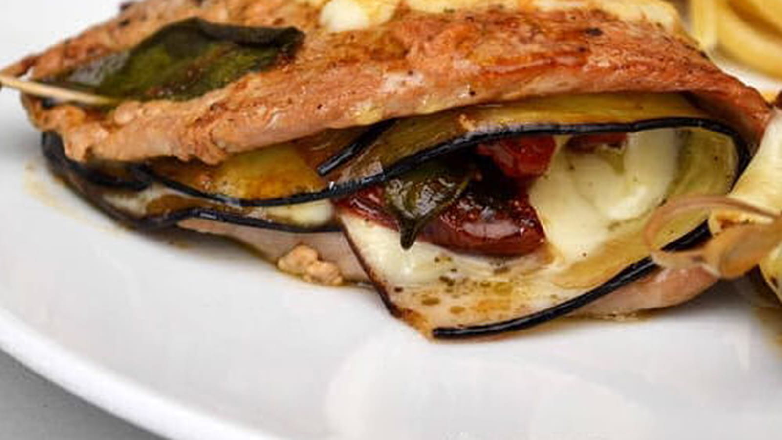 Escalopes de veau farcies aux aubergines, mozzarella, tomates séchées et sauge