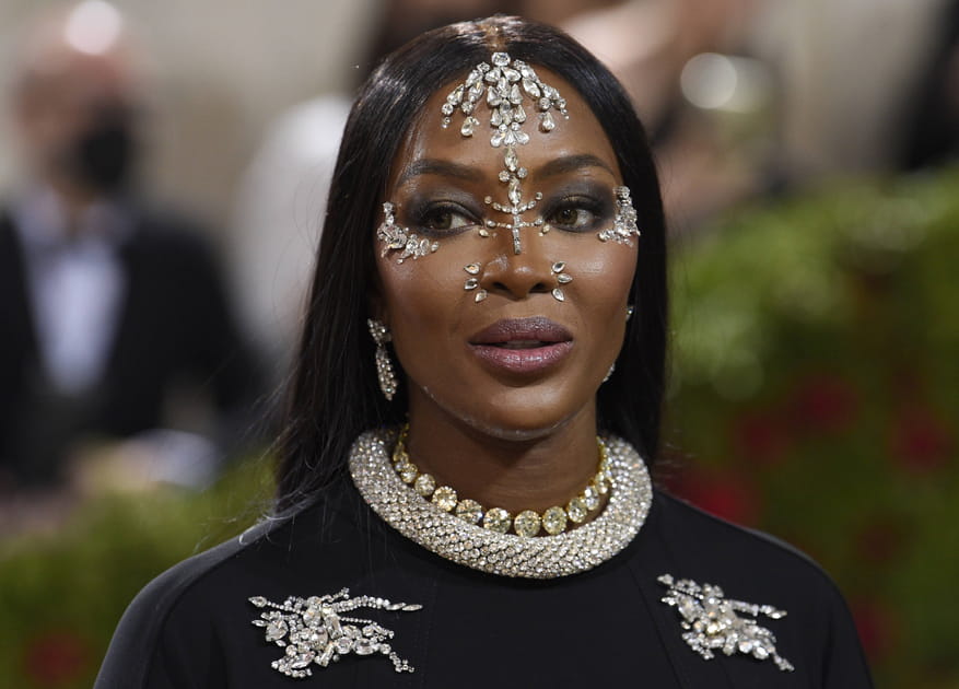 Les cristaux faciaux de Naomi Campbell