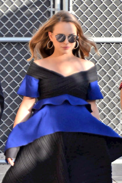 Une robe de grossesse violette et noire