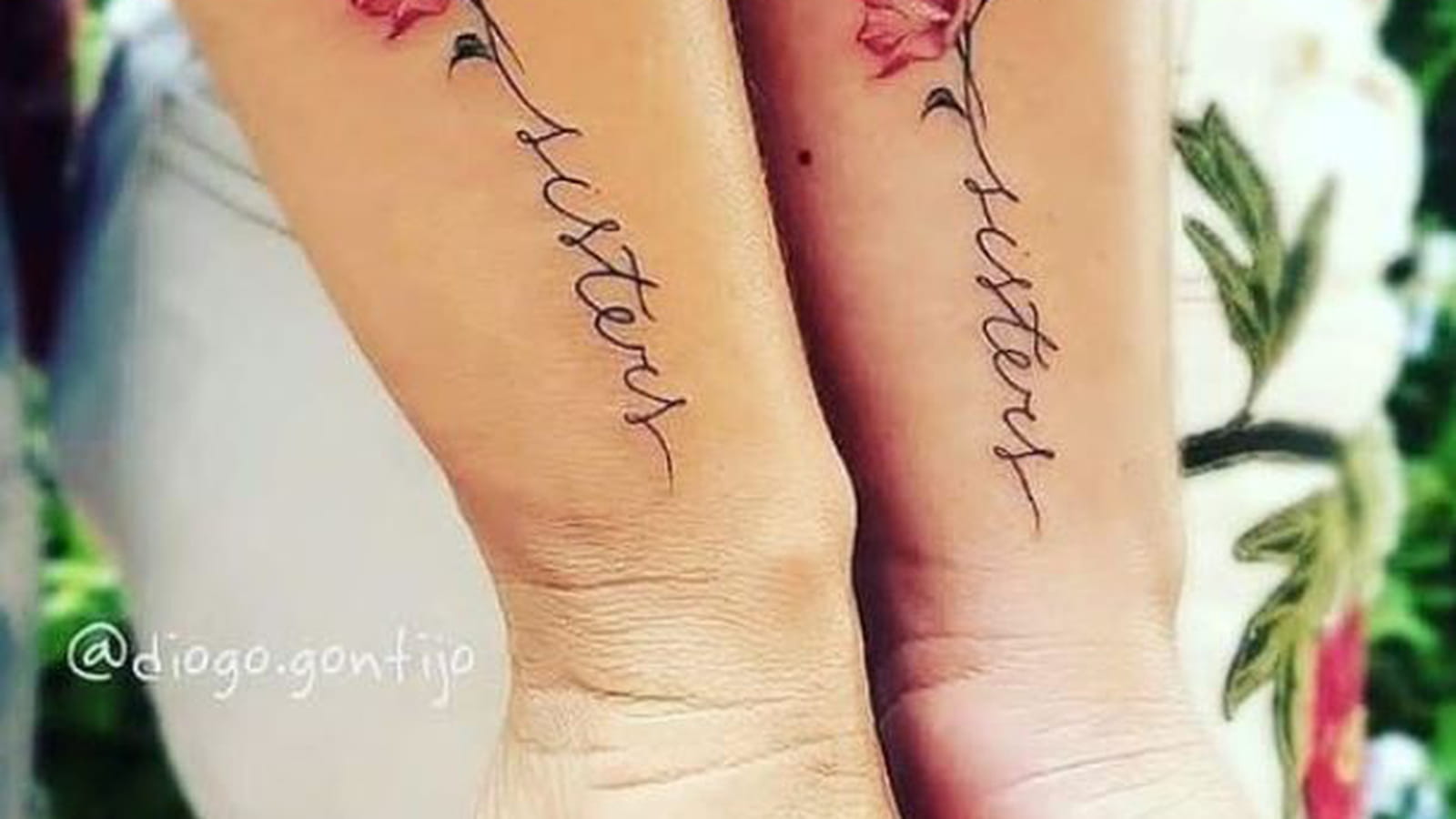 Soeurs et fleurs sur l'avant-bras