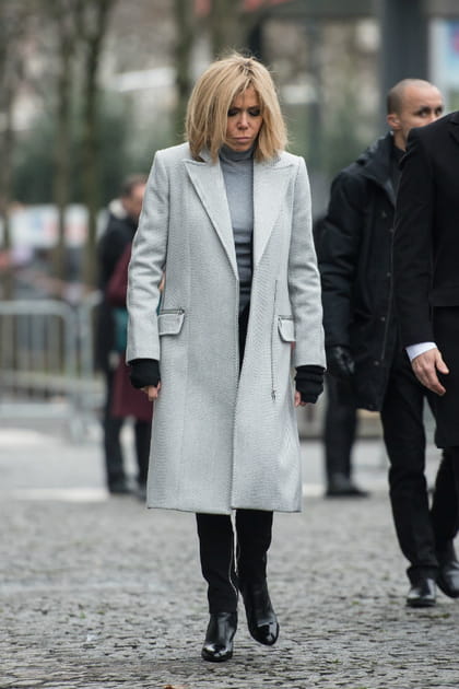 Brigitte Macron en manteau gris en laine &agrave; poches