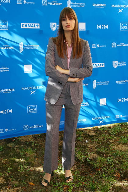 Clara Luciani en costume taupe