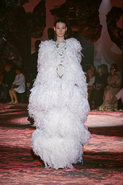 Robe blanche à plumes aperçue sur le défilé Yuima Nakazato haute couture