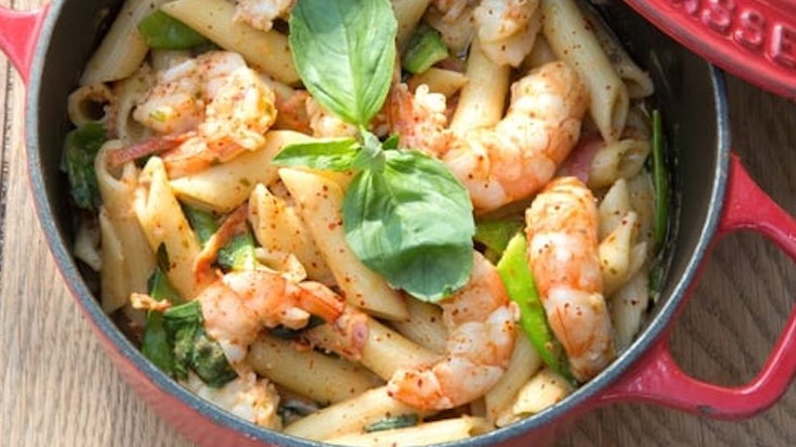 Penne aux crevettes sauvages, au chorizo et aux pois gourmands