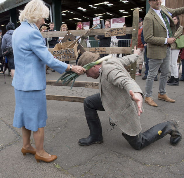 Camilla Parker-Bowles adoube l'acteur Callum Arnott (avec un l&eacute;gume) en 2017