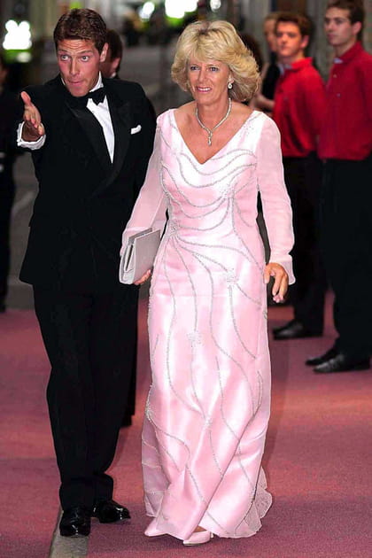 Camilla Parker-Bowles en robe rose clair &agrave; motifs et encolure en V