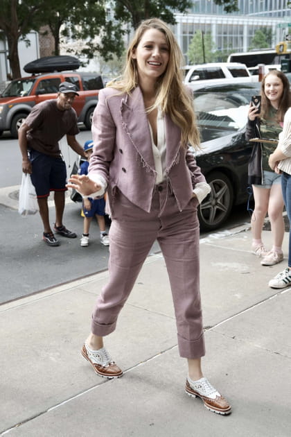 Blake Lively en costume vieux rose