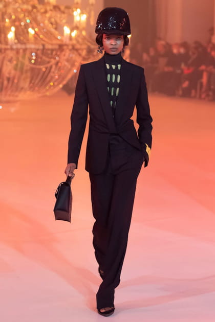 Look 1 du défilé Off-White