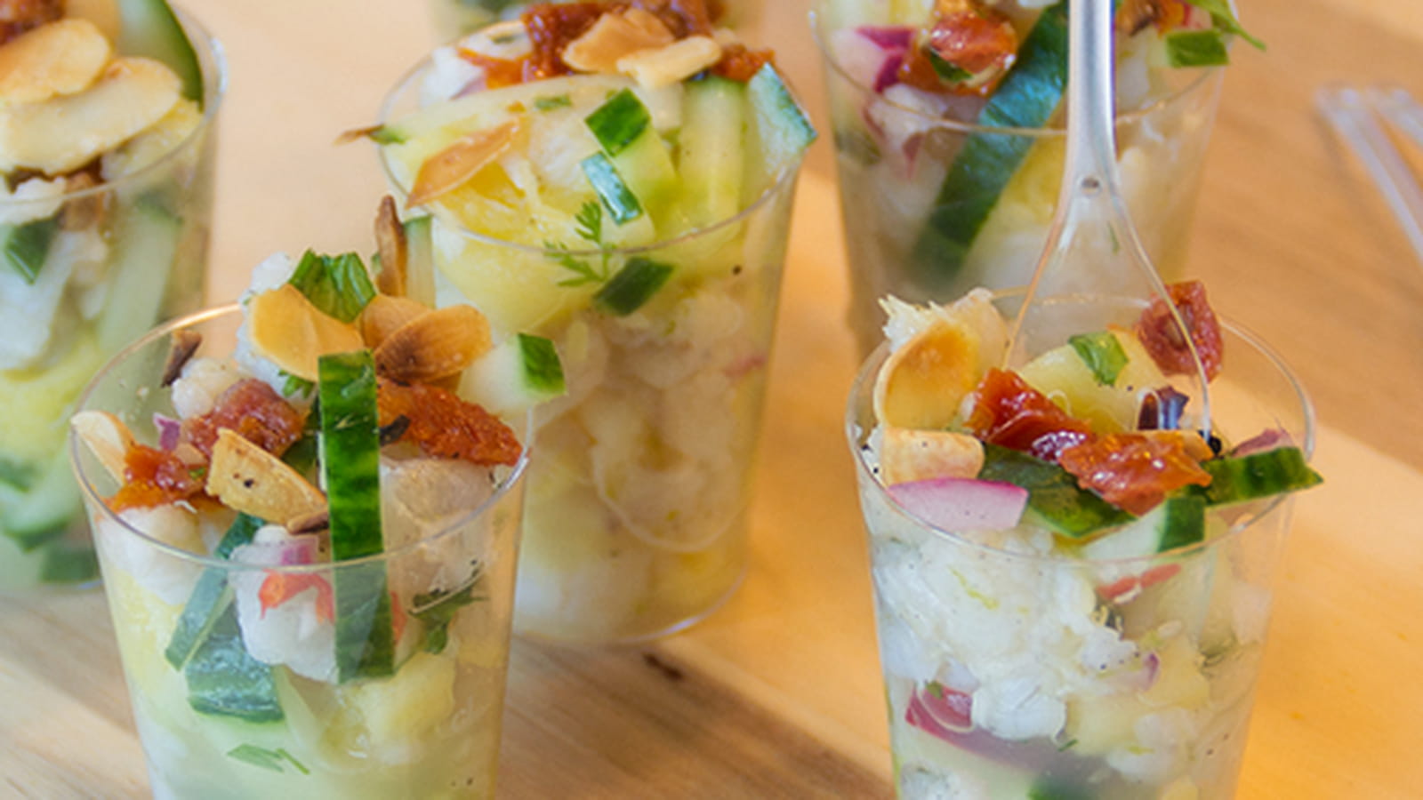 Ceviche de poisson, citron, tomates séchées et amandes