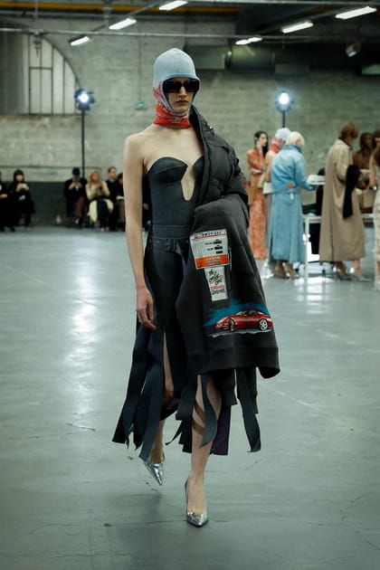 Robe bustier en denim frangé aperçue sur le défilé Rokh