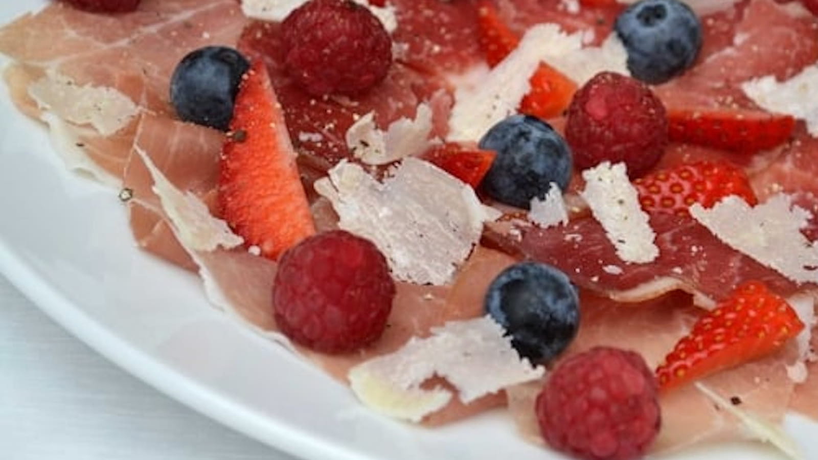 Carpaccio de jambon cru et coppa aux fruits rouges et parmesan