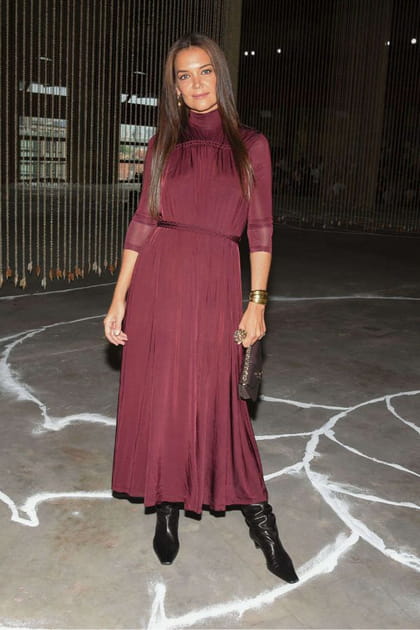 Katie Holmes en robe fluide bordeaux