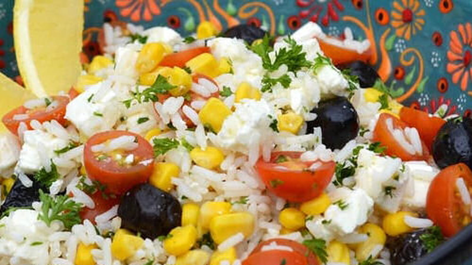 Salade de riz aux tomates cerise, maïs, olives et feta