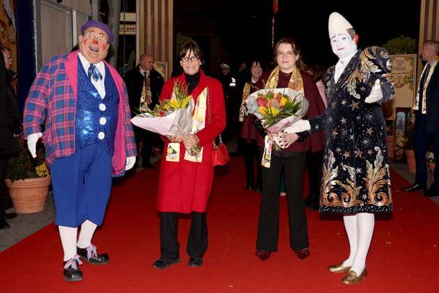 Stéphanie de Monaco et sa fille Camille Gottlieb posent avec les artistes du cirque