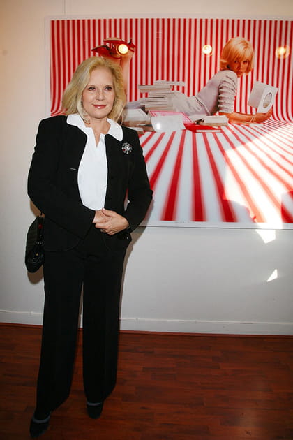 Sylvie Vartan en costume noir et chemise blanche