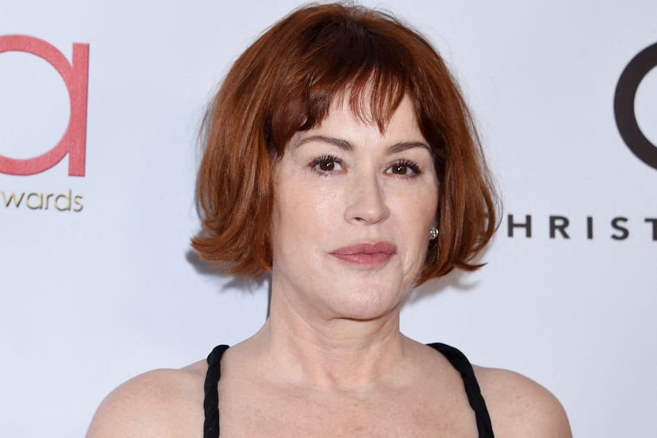 Le carr&eacute; court &agrave; frange effil&eacute;e de Molly Ringwald