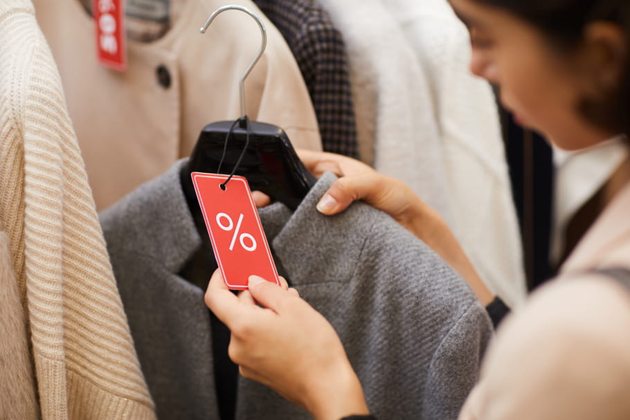 Pourquoi le modèle des soldes est-il remis en cause ?